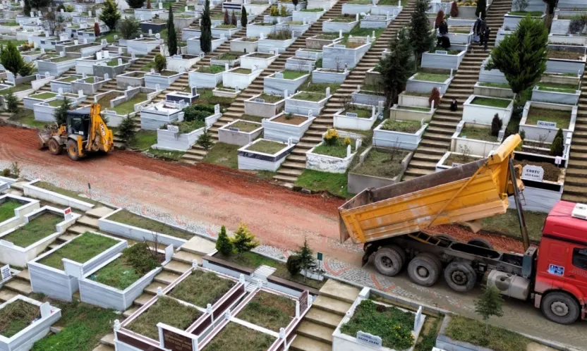 Kocaeli Kent Mezarlığı'nda su hattı yenileme çalışması