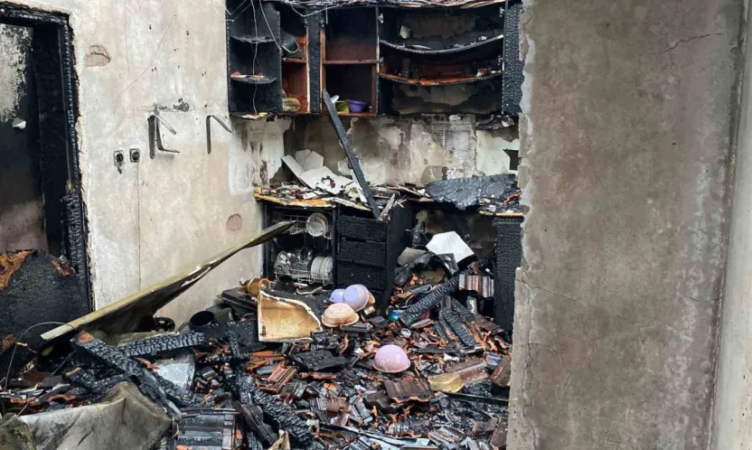 Evlerin çatıları uçtu, vatandaş tenteyle birlikte savruldu