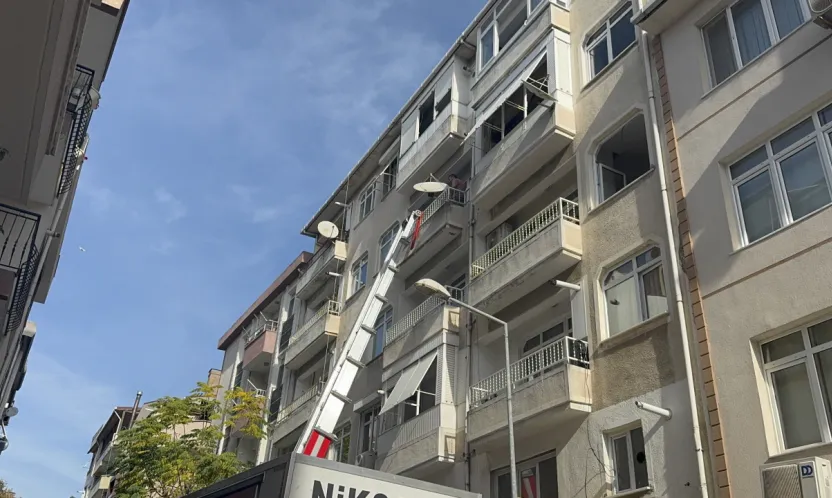 Kolonlarında çatlaklar tespit edilen 5 katlı bina mühürlendi