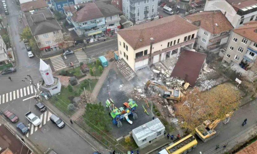 Kocaeli'de riskli bina yıkıldı