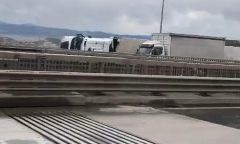 Kuzey Marmara Otoyolu'nda şiddetli fırtına: 2 tır devrildi