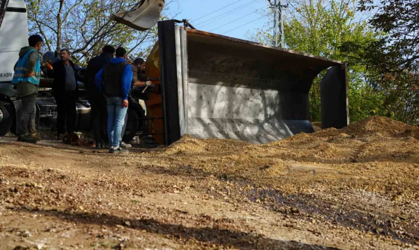 Mıcır yüklü kamyonun damperi devrildi, sürücü bayıldı