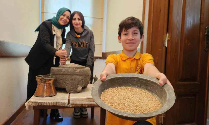 Minik eller taş değirmende buğday öğüttü, zeytin kurdu