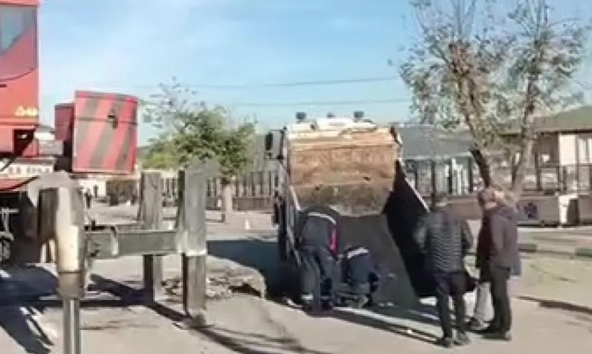 Okul bahçesinde zemin çöktü!