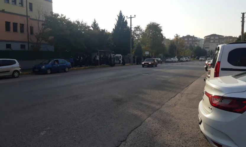 Okul önünde kılıçlı şov