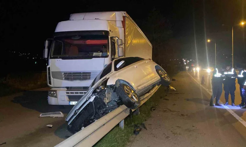 Otomobil bariyerlerde 15 metre sürüklenerek tıra çarptı: 4 yaralı