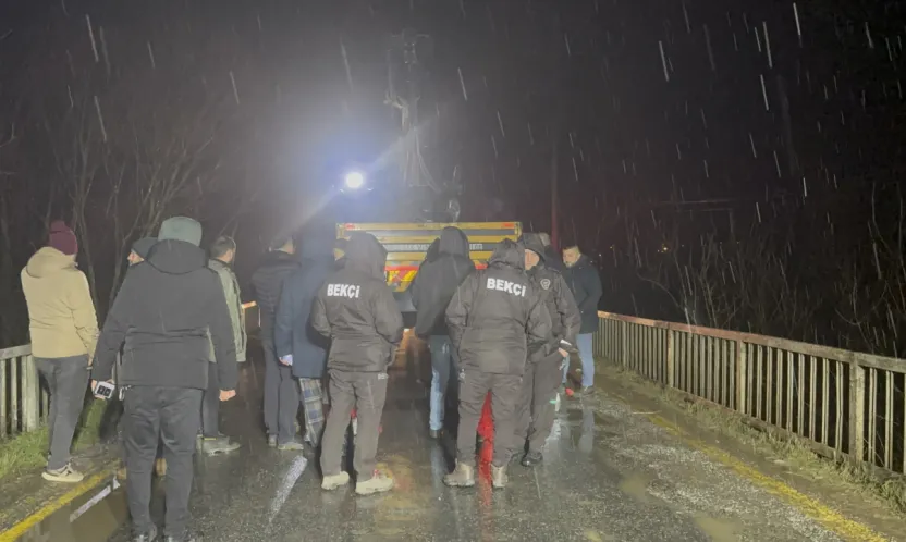 Otomobil çaya uçtu: Baba ve oğlu öldü