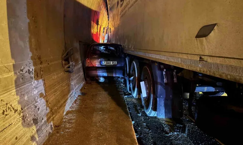 Otomobil, duvarla tır arasında sıkıştı: TEM'de ulaşım aksadı