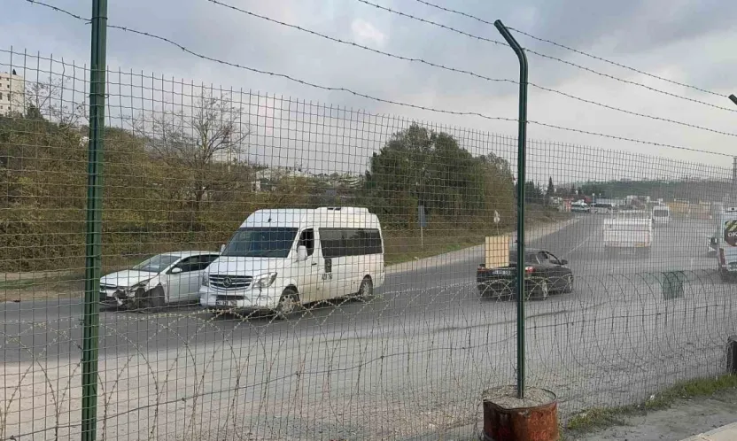 Otomobil ile servis çarpıştı: 1 yaralı