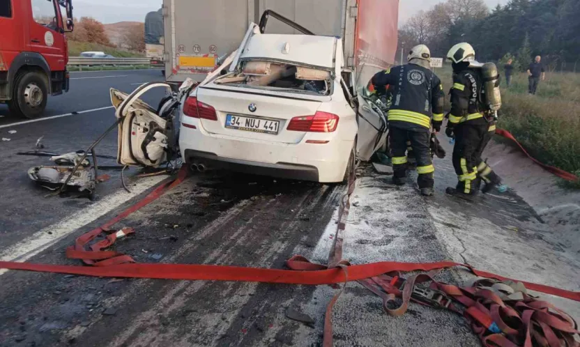 Otomobiliyle tırın altına giren 18 yaşındaki sürücü hayatını kaybetti