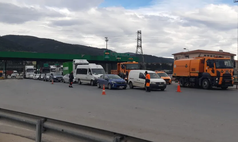 Otoyol çıkışında onarım trafiği kilitledi