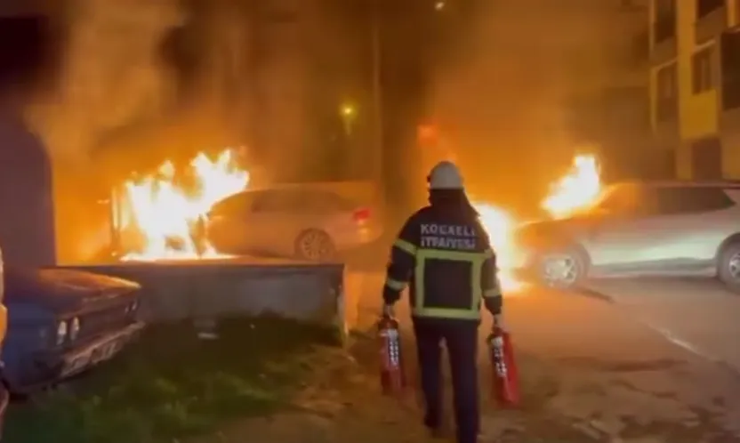 Park halindeki araç alev alev yandı