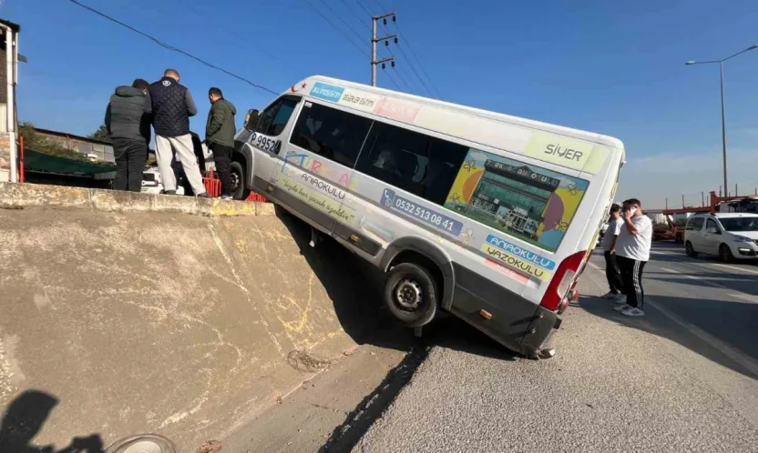 Park halindeki minibüs duvardan yolun kenarına düşerek asılı kaldı