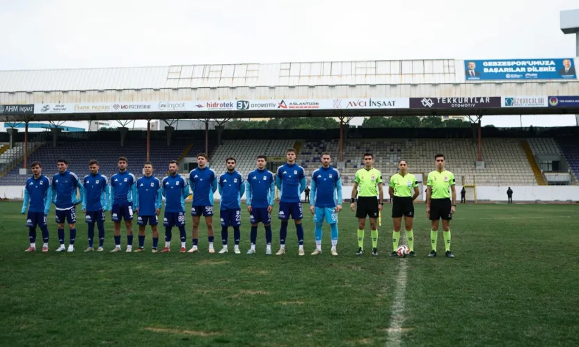 Rakip maça çıkmayınca kendi aralarında çift kale maç yaptılar