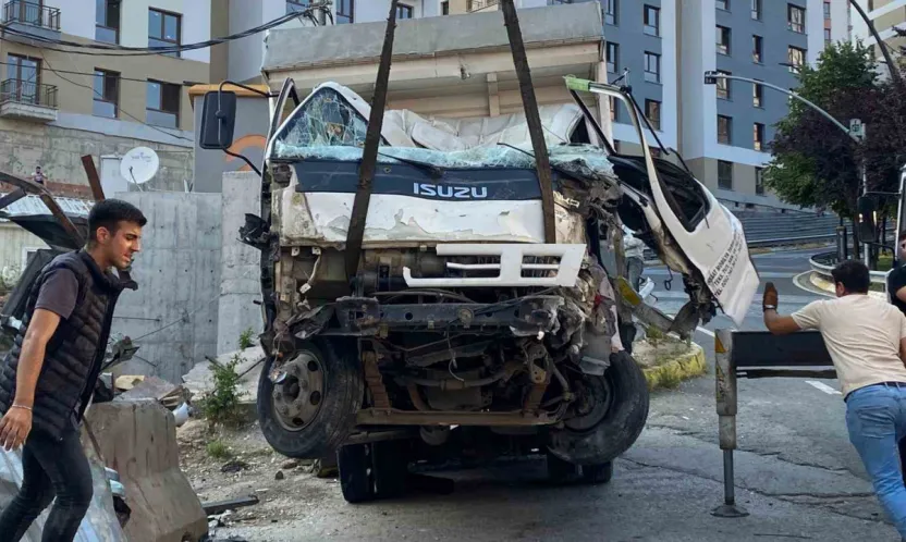 Rampadan inen kamyonet bariyerlere çarptı: 1 yaralı