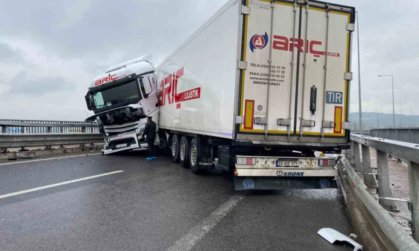 Sağanak beraberinde kazayı getirdi: Kuzey Marmara Otoyolu'nda tır makasladı