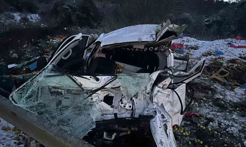 Kamyonet takla attı: Baba ve oğlu yaralandı