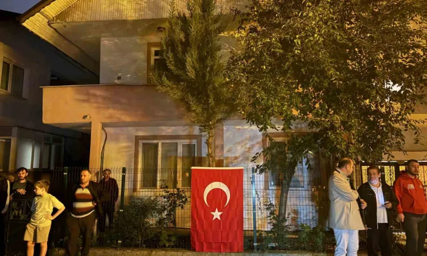 Sakaryalı şehidin baba ocağına Türk bayrağı asıldı