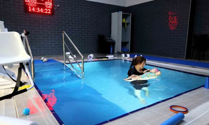 Serebral palsili Duru'nun tedavisi suyun gücüyle destekleniyor