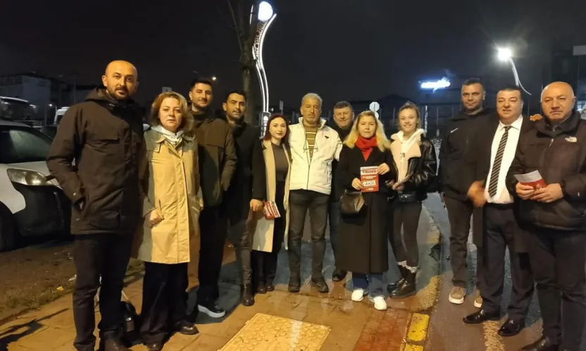 Servis bekleyen işçilerle asgari ücreti konuştular