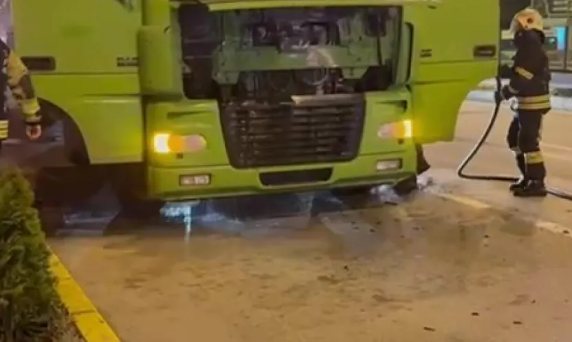 Seyir halindeki tır alev aldı