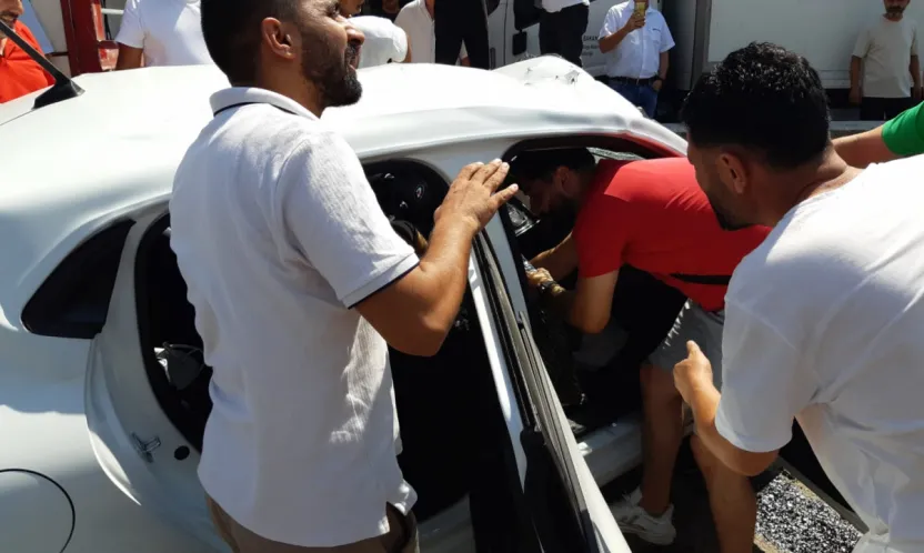 Sıkışan sürücüyü vatandaşlar kurtardı