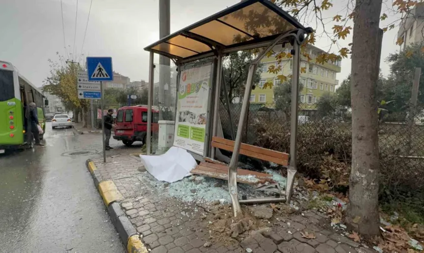 Sürücüsüz hareket eden araç durağa çarptı