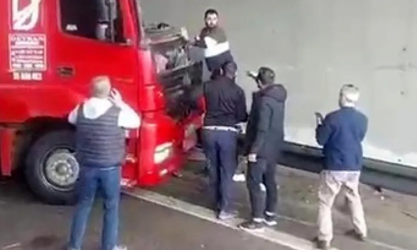 TEM'de korkunç kaza: Kendi kullandığı tırın altında can verdi