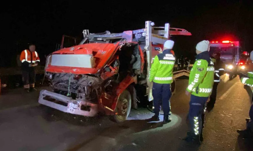 Taşıdığı araçla çarptığı tır arasında sıkıştı