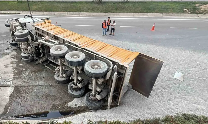 TEM Otoyolu'nda mıcır yüklü kamyon devrildi