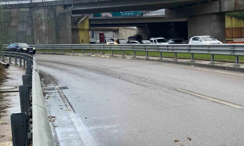 Yağışlı havada bariyere çarpan motosikletin sürücüsü hayatını kaybetti