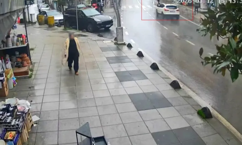 Yaya geçidinde otomobilin çarptığı kadın yaşam mücadelesi veriyor