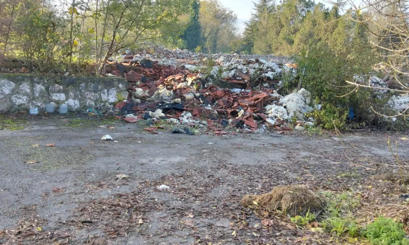 Yeşil alan moloz döküm sahası gibi kullanılıyor