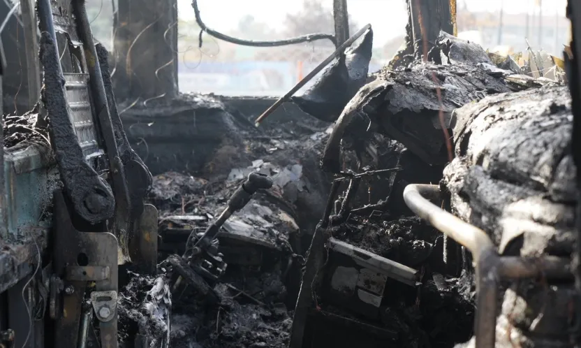 Yolcu otobüsü alevlere teslim oldu: Araç demir yığınına döndü