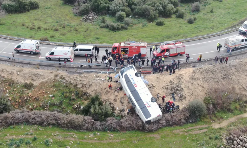 Yolcu otobüsü şarampole yuvarlandı: 8 ölü, 26 yaralı