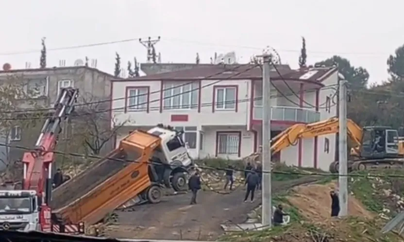 Yük boşaltan kamyon askıda kaldı